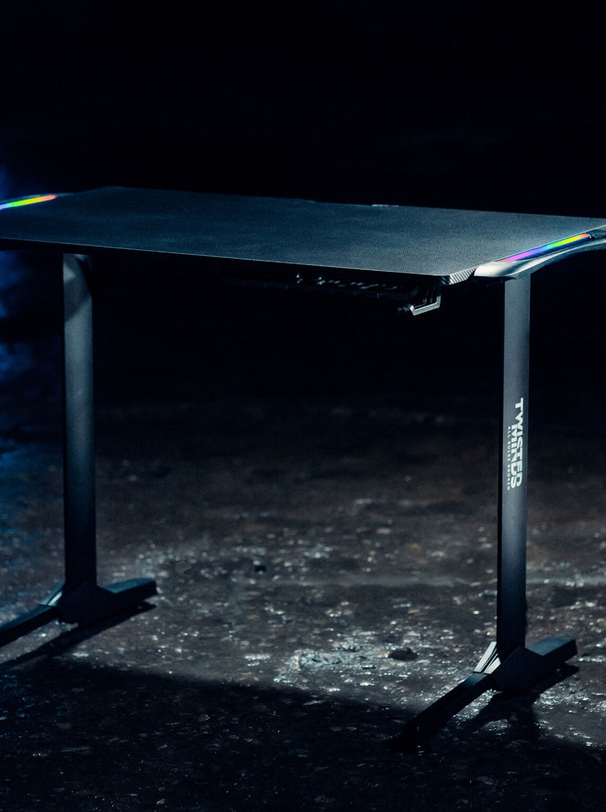 مكتب ألعاب على شكل حرف T من تويستد مايندز، بنسيج ألياف الكربون - إضاءة RGB