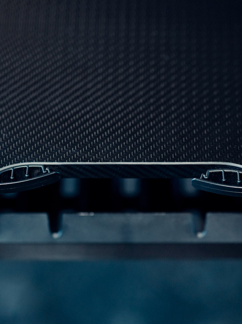 مكتب ألعاب على شكل حرف T من تويستد مايندز، بنسيج ألياف الكربون - إضاءة RGB